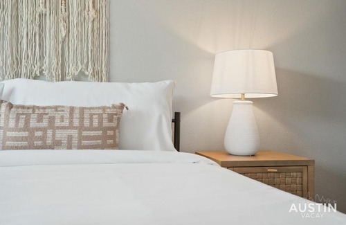 West Campus Apartamento | Close to it All in West Campus 2BR w Free Parking