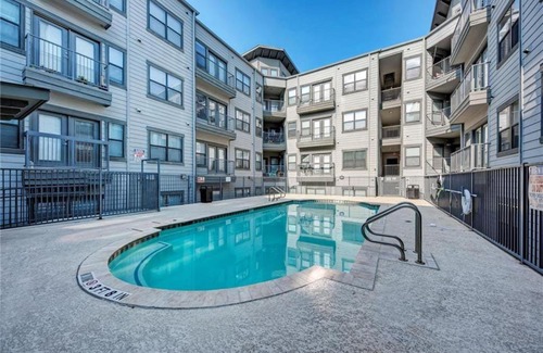 West Campus Apartamento | Close to it All in West Campus 2BR w Free Parking