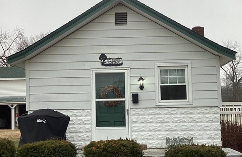 Oxford Cabaña | Close to Oxford and Miami U. Pet friendly. Country setting.