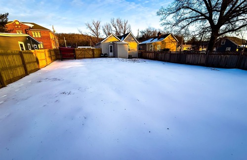 Pacific Casa | Close to Purina - Fully Fenced - No Cleaning Fee