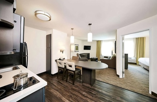 Waukegan Complejo | Close to Six Flags Great America! 4 Convenient Units, Full Kitchen, Pets Allowed
