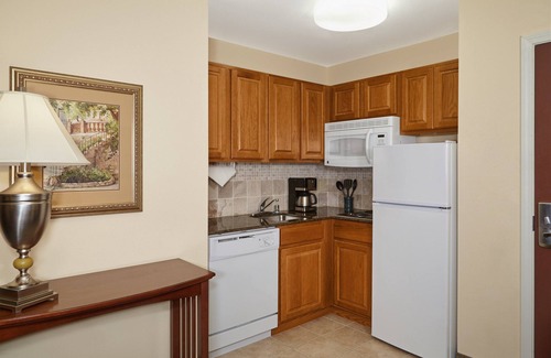 Franklin Condominio | Close to the Airport! | Indoor Pool + Hot Tub