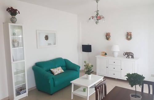 Fondachello Villa | Cerca del mar, luminoso apartamento con jardín.