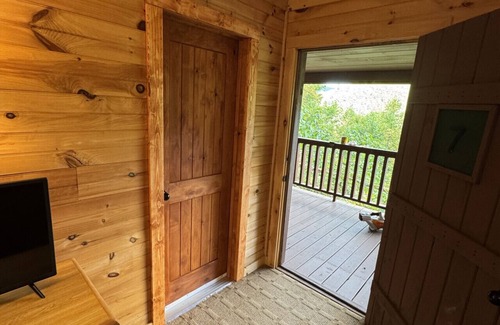 Bryson City Cabina | Cloud Nine Retreat; sleeps 16|barrel sauna|hot tub