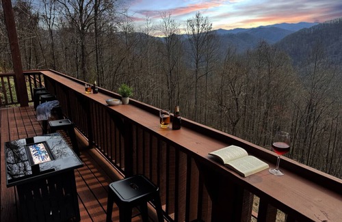 Bryson City Cabina | Cloud Nine Retreat; sleeps 16|barrel sauna|hot tub