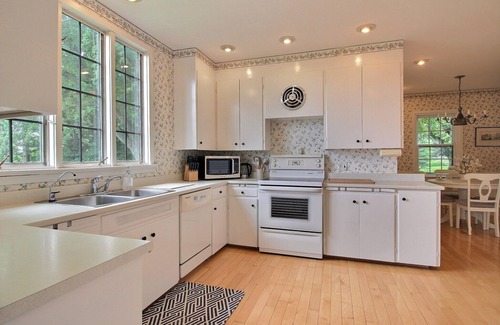 Hatley Casa | Cloverhouse Estate - Private farmhouse near Magog w/ tennis court!