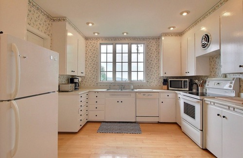 Hatley Casa | Cloverhouse Estate - Private farmhouse near Magog w/ tennis court!