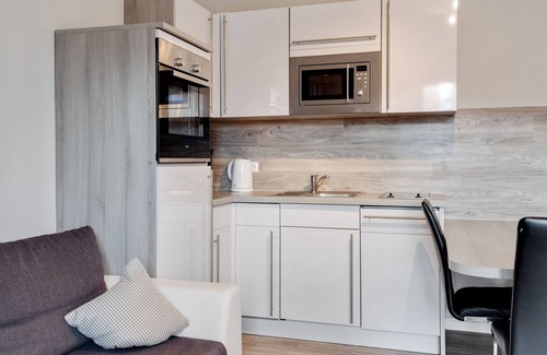 Gross Schwansee Apartamento | Acogedora escapada costera con jardín