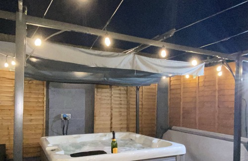 Llandaff Otro | Coach House -Log Fire,Hot Tub (City Centre 2 mile)