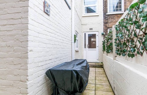 Deal Casa | Coal Miners Cottage - Moments to Seafront & Deal Town