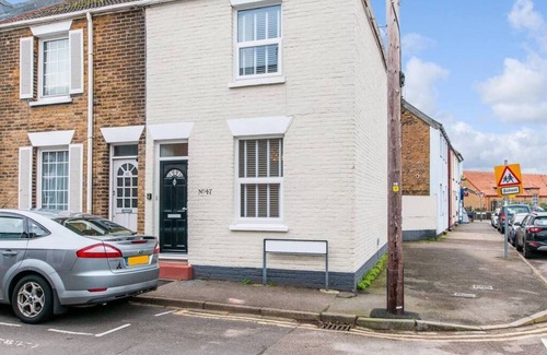 Deal Casa | Coal Miners Cottage - Moments to Seafront & Deal Town