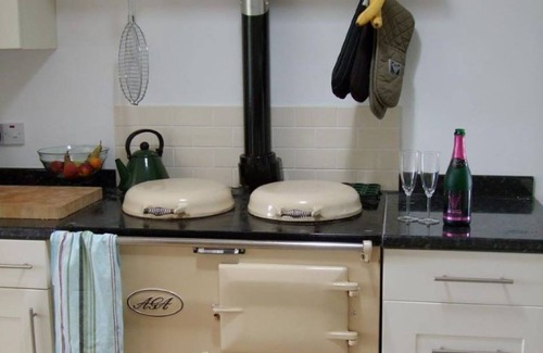 Mawgan Porth Cabaña | Coast Cottage - stunning sea views & large garden. Dog friendly family home