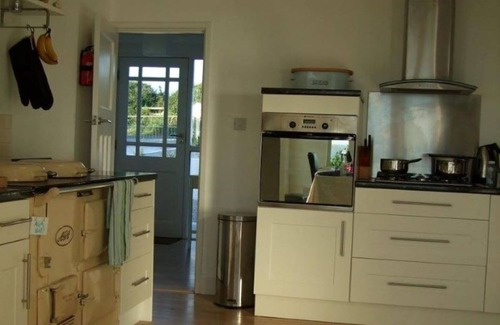 Mawgan Porth Cabaña | Coast Cottage - stunning sea views & large garden. Dog friendly family home