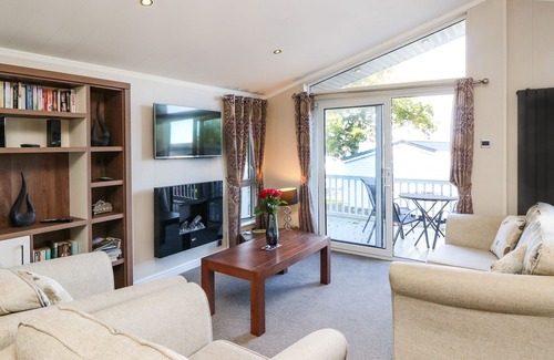 Cowes Cabina | COAST VIEW LODGE, character holiday cottage, with a garden in Cowes