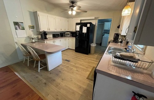 Carteret County Casa | "Coastah" Retreat JET TUB for 2 FIREPIT/GRILL Fenced YARD Walk to HADNOT Creek