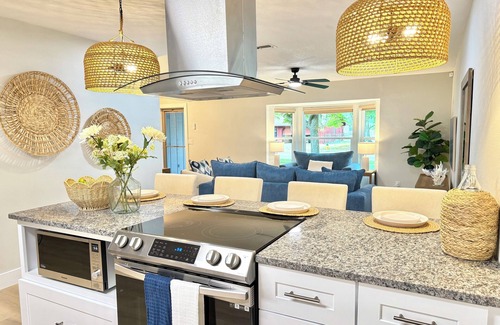 Port Orange Casa | Coastal Bliss Getaway 3.8 Miles to Beach. Stylish & Coastal Charm Interior
