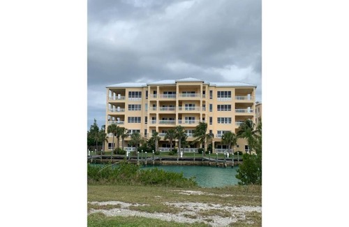 Bahamia West Condominio | Coastal Charm Waterfront