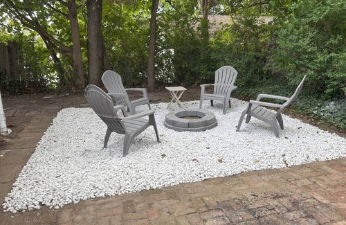 Erie Apartamento | Coastal Comforts - Fire pit