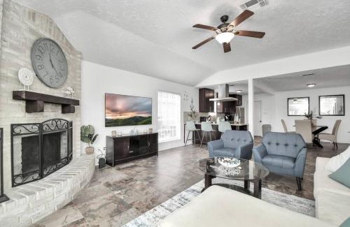 League City Casa | Coastal Comfort Moments from the Boardwalk with Gated Boat Parking