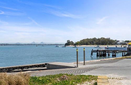 Bellara Apartamento | Coastal Comforts with Pumicestone Passage Views