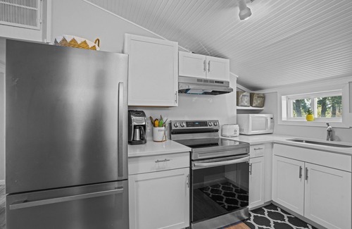 Point Judith Cabaña | Coastal Cottage in Pt.Judith Walk to Beaches, BI Ferry, Ice Cream,Aunt Carries.