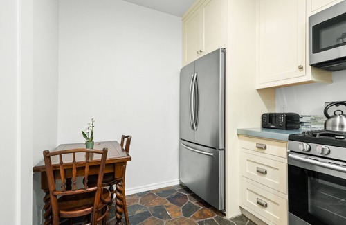 East Beach Cabaña | Coastal cottage with private patio - 2 minute walk to beach