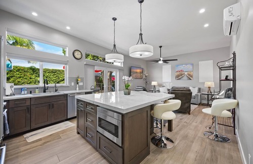 South Oceanside Casa | Coastal Escape | 2BR/2B | w/King En-suite + BalconyViews | Deck, FireTable + BBQ