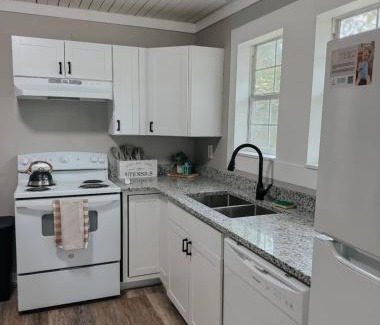 Southport Casa | Coastal Farmhouse - Pet Friendly and Quiet Location