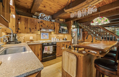 South Berwick Casa | Coastal Home- Heated Saltwater Pool, Hot Tub, Outdoor Kitchen!