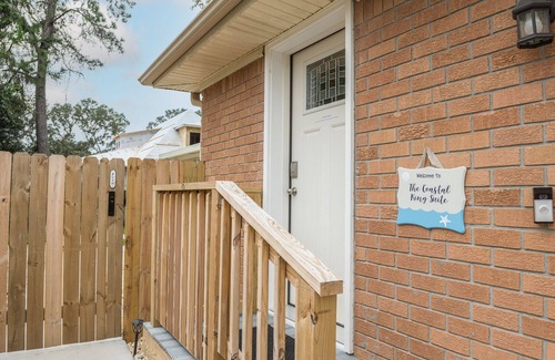 Pensacola Apartamento | Coastal King Ste 3.2 mi to Pcola Bch