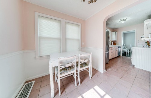 Euclid Cabaña | Coastal Lake Erie Cottage w/ Amazing Water Views!