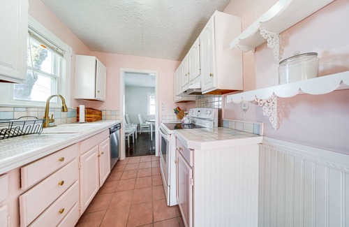 Euclid Cabaña | Coastal Lake Erie Cottage w/ Amazing Water Views!