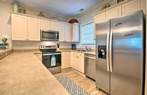 Central Myrtle Beach Apartamento | Coastal Myrtle Beach Condo with Pool Access!