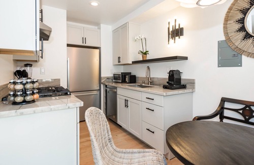Summerland Condominio | Coastal Retreat with Private Balcony & Bali Charm