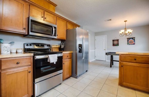 Hinesville Casa | Coastal theme getaway | King Beds, Patio Arcade