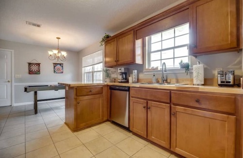 Hinesville Casa | Coastal theme getaway | King Beds, Patio Arcade