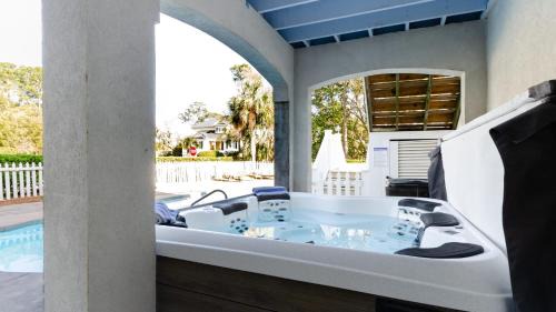 Folly Field Casa | Cobalt Coast by AvantStay 7BDR Steps from Beach