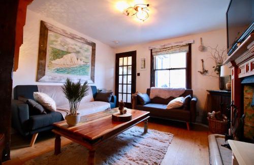 Seaford Casa | Cockle Cottage, An artists haven, Charming Cottage By Air Premier