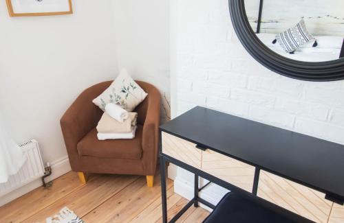 Seaford Casa | Cockle Cottage, An artists haven, Charming Cottage By Air Premier