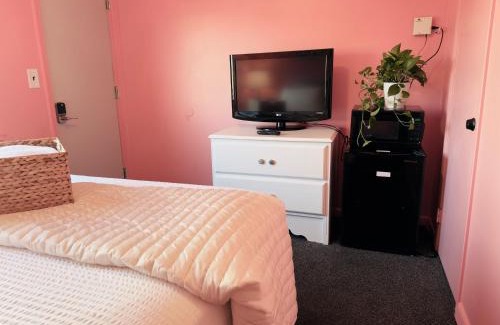 Sandusky Hotel | Cocktail Cabin Themed Guest Room