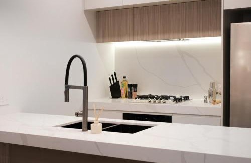 Burwood Apartamento | 'CoCo' 2-BR Apt in the heart of Burwood with free parking