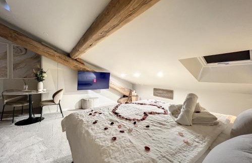 Saint-Etienne Apartamento | Cocon Blanc câlin avec Jacuzzi privatif - LoveRoom Insolite