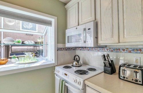 North End Condominio | Coconut Cove: ACROSS from beach + boardwalk + parking w/ Full Linen Service!