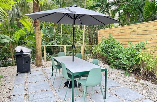 Southwest Coconut Grove Casa | Coconut Grove Mid-Century Jungle Oasis