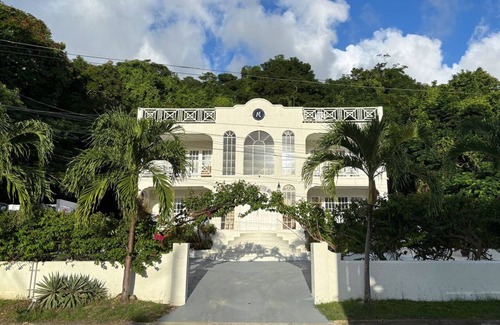 Mullins Apartamento | Coconut Grove Retreat: 2 Bedroom Apartment with view of Pool and Mullins Beach