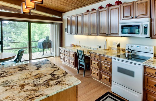 Coeur d'Alene Cabina | muelle privado, vistas de Coeur d'Alene en esta cabaña frente al lago