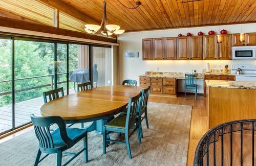 Coeur d'Alene Cabina | muelle privado, vistas de Coeur d'Alene en esta cabaña frente al lago
