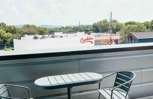 12 South Apartamento | Coffee Shops, Restaurants, Bars, Salons and Boutiques, just steps away.