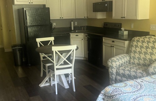 Lenoir Apartamento | Coffey's Cove. Cozy apartment in charming Collettsville NC