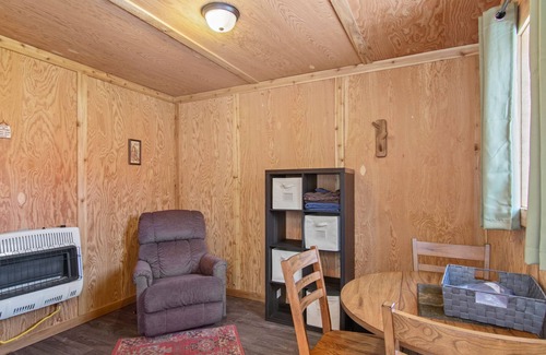 Sterling Cabina | Coho Cabin - Queen + Bunk Bed | A Cozy Woodland Setting